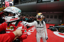 Lewis Hamilton, Mercedes AMG, célèbre sa victoire avec Sebastian Vettel, Ferrari
