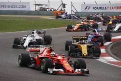 Kimi Räikkönen, Ferrari SF70H; Nico Hülkenberg, Renault Sport F1 Team RS17; Felipe Massa, Williams F