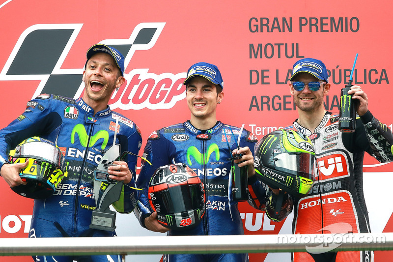 Podium: tweede plaats Valentino Rossi, Yamaha Factory Racing, racewinnaar Maverick Viñales, Yamaha F