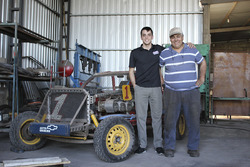 Santiago Urrutia junto a