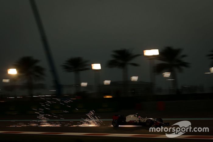 Esteban Gutierrez, Haas F1 Team VF-16 sacando chispas