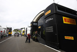 El motorhome de Pirelli en el Paddock
