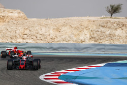 Кевин Магнуссен, Haas F1 VF-17, и Кими Райкконен, Ferrari SF70H