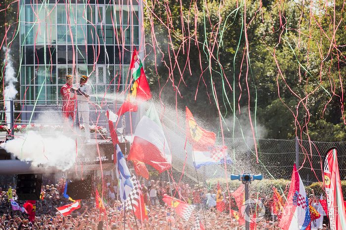 Podio: ganador de la carrera Lewis Hamilton, Mercedes AMG F1 y el tercer lugar Sebastian Vettel, Ferrari celebran
