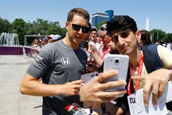 Stoffel Vandoorne, McLaren, has his picture taken by a fan