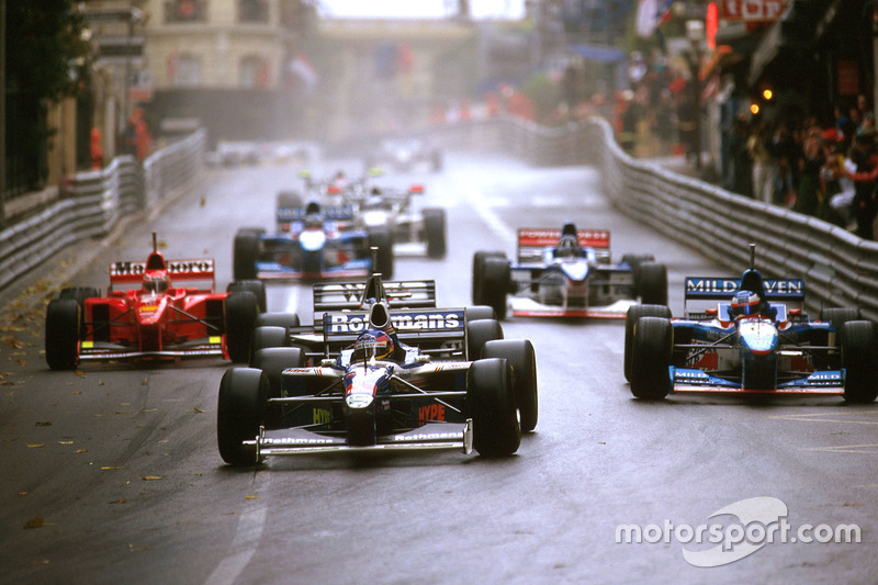 Jacques Villeneuve, Williams FW19 Renault, seguido por Jean Alesi, Benetton y Mika Hakkinen, McLaren