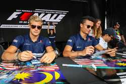 Marcus Ericsson, Sauber e Pascal Wehrlein, Sauber firmano autografi ai fan