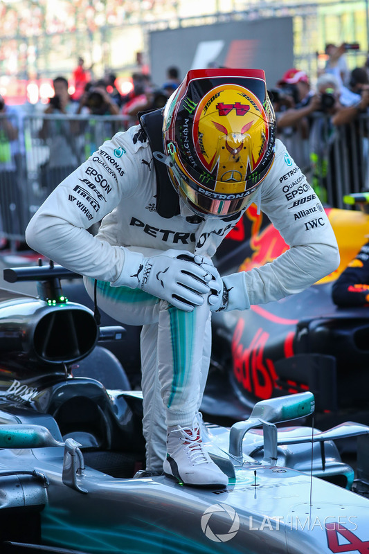 Race winner Lewis Hamilton, Mercedes-Benz F1 W08 celebrates in parc ferme