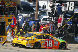 Kyle Busch, Joe Gibbs Racing Toyota pit stop