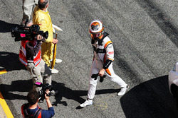 Stoffel Vandoorne, McLaren returns retourne aux stands après l'arrêt en piste de sa voitire