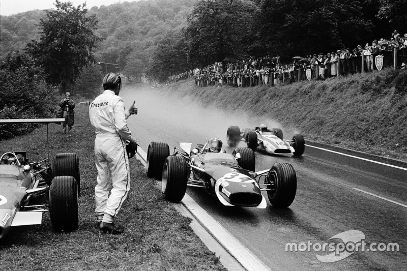 Jo Siffert, Lotus emprunte une visière sèche à Graham Hill. John Surtees, Honda, fait l'intermédiaire.