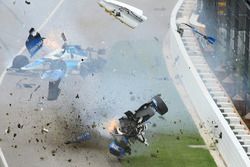 Choque de Scott Dixon, Chip Ganassi Racing Honda, Jay Howard, Schmidt Peterson Motorsports Honda