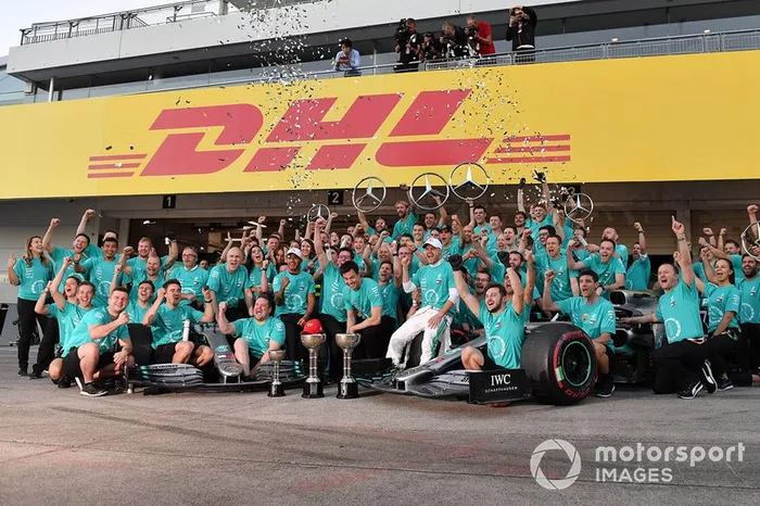 El equipo Mercedes celebra su sexto Mundial de constructores consecutivo