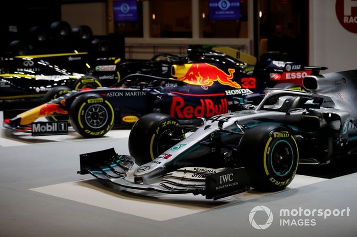 Un Mercedes AMG F1 W10 en el stand de F1 Racing