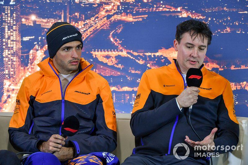 Carlos Sainz Jr., McLaren, y James Key, Director Técnico de McLaren en la conferencia de prensa