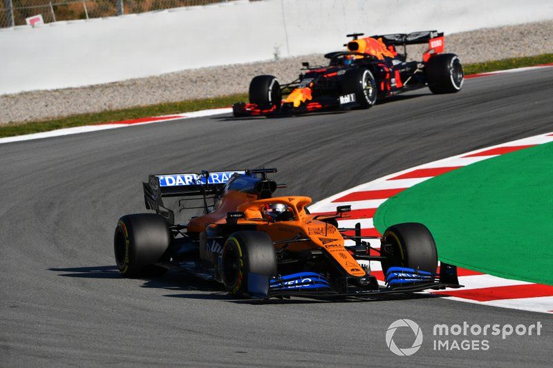 Carlos Sainz Jr., McLaren MCL35 y Alex Albon, Red Bull Racing RB16 