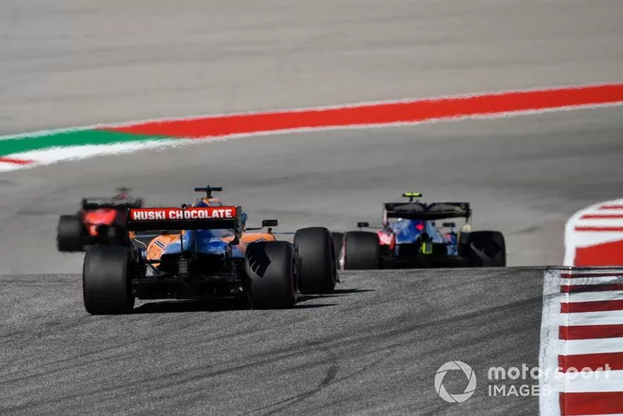 Pierre Gasly, Toro Rosso STR14, precede Carlos Sainz Jr., McLaren MCL34