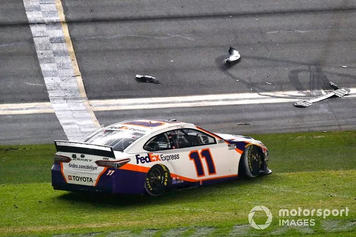 Denny Hamlin, Joe Gibbs Racing, Toyota Camry FedEx Express celebra su victoria