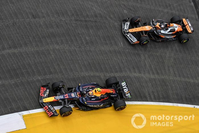Sergio Pérez, Red Bull Racing RB20, Oscar Piastri, McLaren MCL38