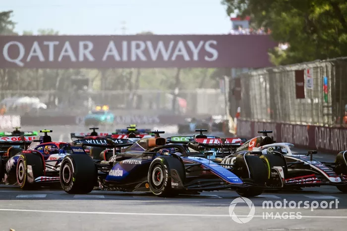 Oliver Bearman, Haas VF-24, Alex Albon, Williams FW46, Yuki Tsunoda, RB F1 Team VCARB 01, Lance Stroll, Aston Martin AMR24, el resto de la parrilla en la primera vuelta.