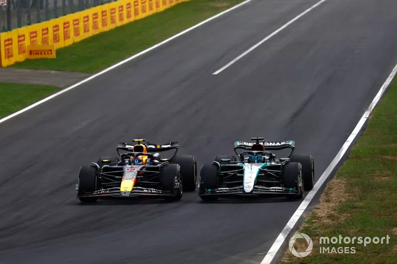 Sergio Perez, Red Bull Racing RB20 lutte avec George Russell, Mercedes F1 W15 