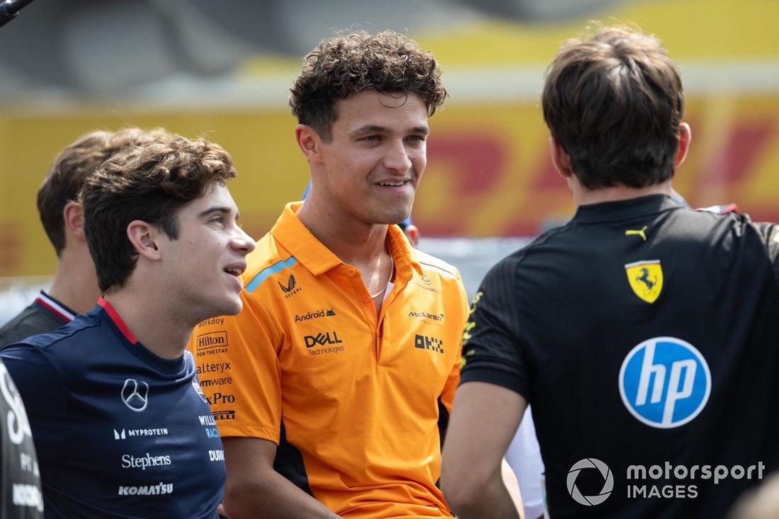 Franco Colapinto, da Williams Racing, Lando Norris, da McLaren F1 Team, Charles Leclerc, da Scuderia Ferrari, durante a parada dos pilotos 