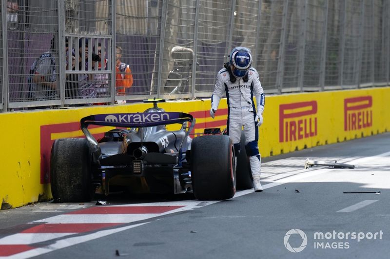 Franco Colapinto, Williams Racing, sale de su coche dañado tras un accidente en la FP1
