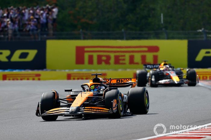 Oscar Piastri, McLaren MCL38, Max Verstappen, Red Bull Racing RB20