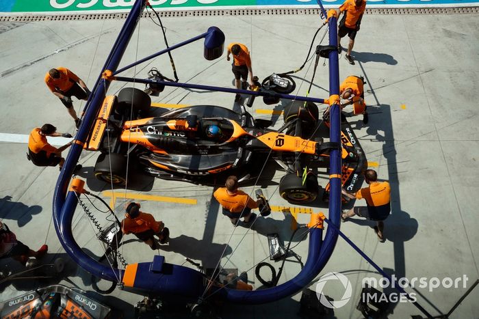Oscar Piastri, McLaren MCL38, en boxes durante la FP1