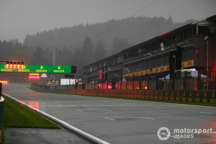Luces de bandera roja alrededor del circuito