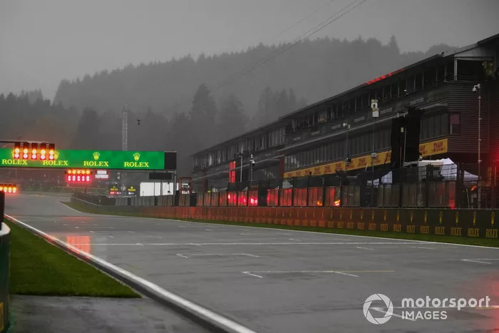 Luces de bandera roja alrededor del circuito