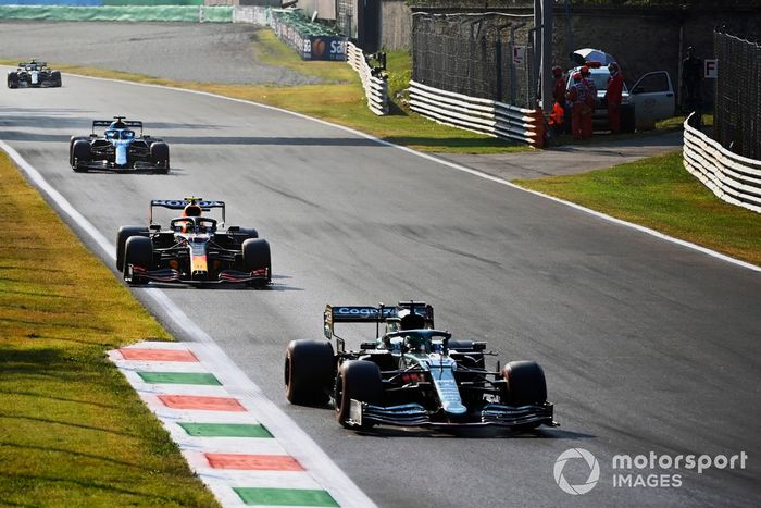 Lance Stroll, Aston Martin AMR21, Sergio Perez, Red Bull Racing RB16B, Fernando Alonso, Alpine A521