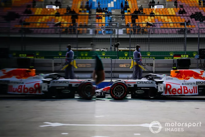 Sergio Pérez, Red Bull Racing RB16B, en el pit lane