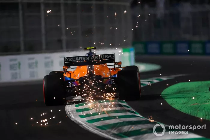 Las chispas salen del coche de Lando Norris, McLaren MCL35M