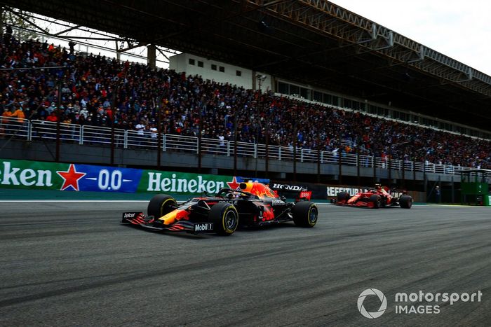 Max Verstappen, Red Bull Racing RB16B, Carlos Sainz Jr, Ferrari SF21