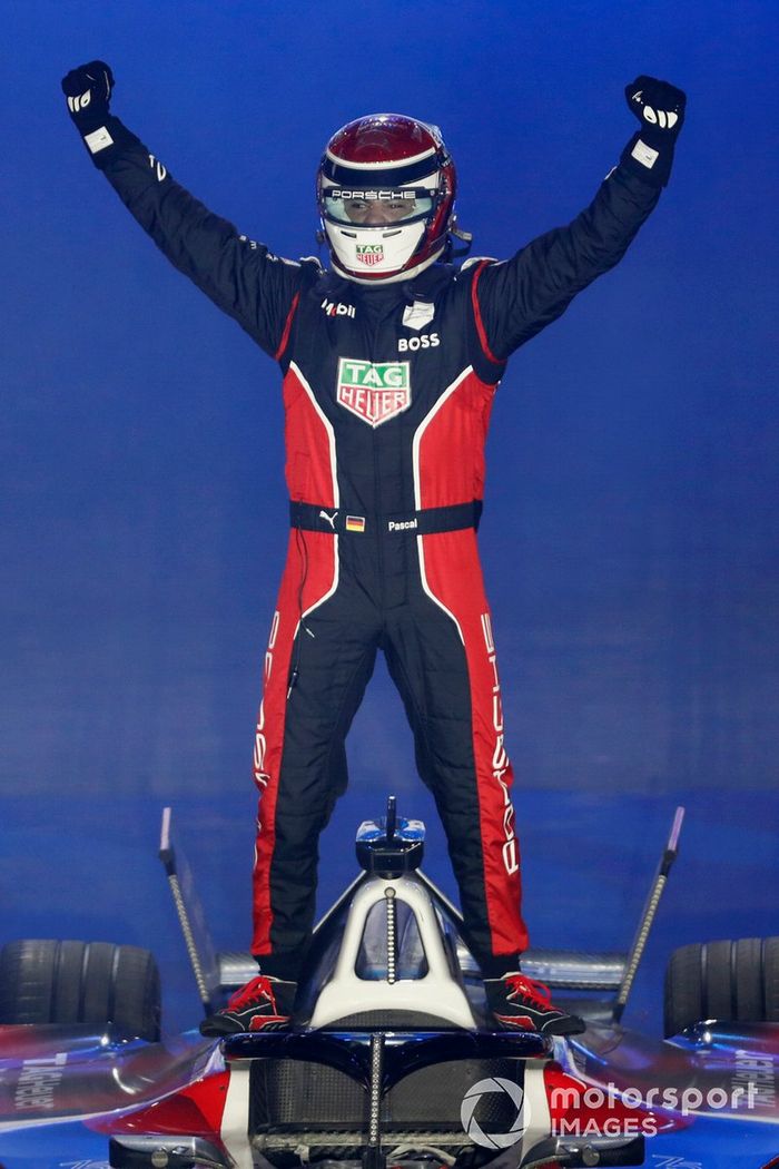 Pascal Wehrlein, Porsche, 1ª posición, celebra en el podio