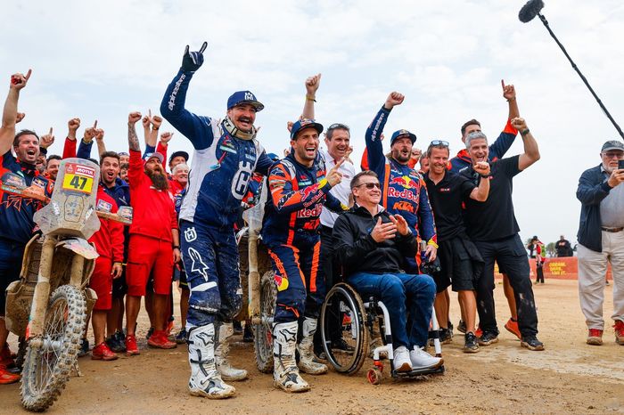 Winners bike, Winner #47 Red Bull KTM Factory Racing: Kevin Benavides, second place #10 Husqvarna Factory Racing: Skyler Howes, third place #8 Red Bull KTM Factory Racing: Toby Price, Pit Beirer, KTM 
