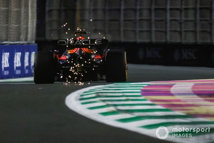 Max Verstappen y el Red Bull Racing RB19 echan chispas