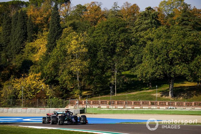 Lewis Hamilton, Mercedes F1 W11, Romain Grosjean, Haas VF-20