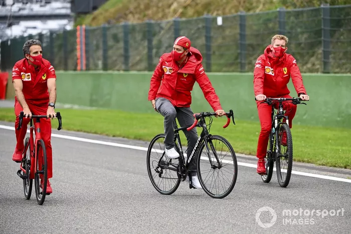 Sebastian Vettel, Ferrari, recorre la pista en bici