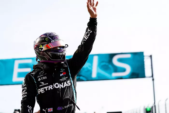 Ganador de la pole position Lewis Hamilton, Mercedes-AMG F1 celebra en Parc Ferme 