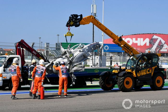 Comisarios con el coche accidentado de Luca Ghiotto, Hitech Grand Prix tras el toque con Jack Aitken, Campos Racing 