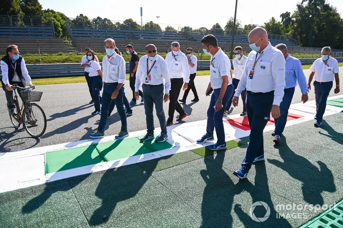 Michael Masi, director de carrera de la F1, inspecciona el circuito de Monza con representantes de la FIA y del ACI (Automobile Club d'Italia)