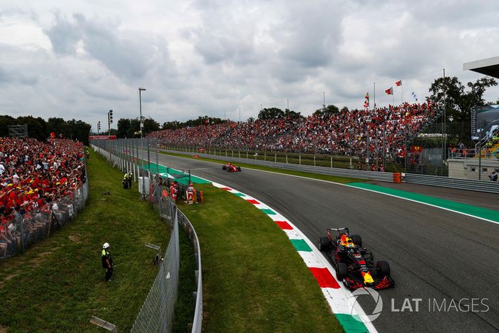 Daniel Ricciardo, Red Bull Racing RB14 Tag Heuer,  Sebastian Vettel, Ferrari SF71H