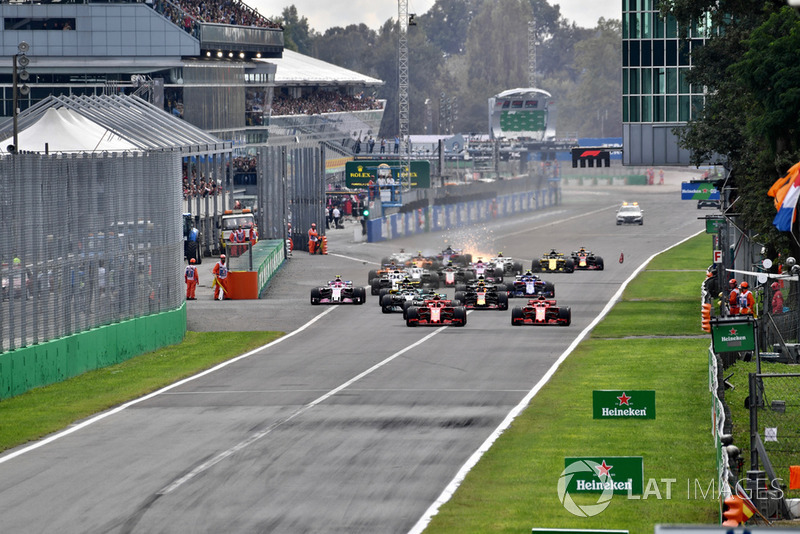 Sebastian Vettel, Ferrari SF71H y Kimi Raikkonen, Ferrari SF71H lideran la carrera al inicio