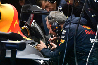 Des membres de Red Bull Racing s'affairent sur la voiture de Ricciardo