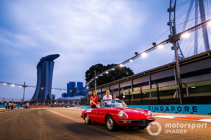 Sebastian Vettel, Ferrari, en un Alfa Romeo Spyder en el desfile de pilotos 