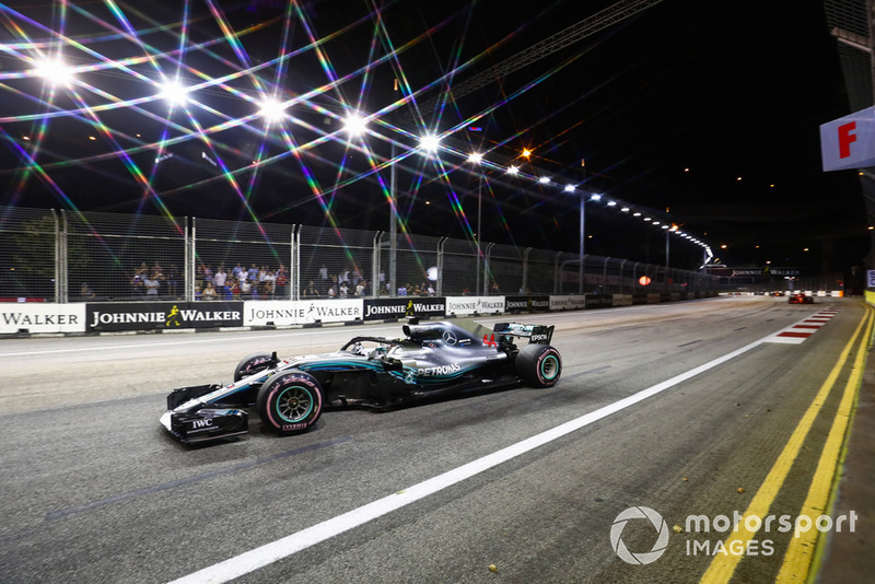 Lewis Hamilton, Mercedes AMG F1 W09 EQ Power+, precede Sebastian Vettel, Ferrari SF71H