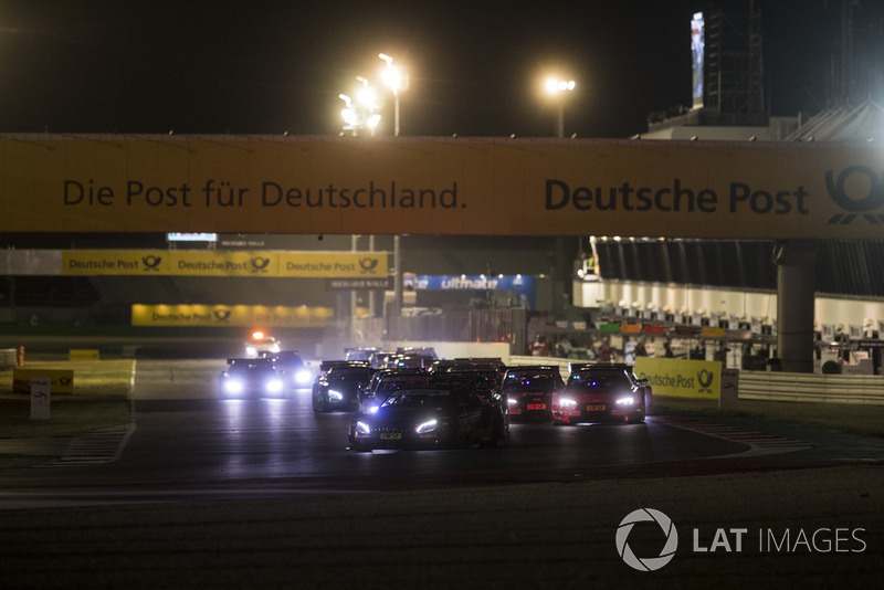 Edoardo Mortara, Mercedes-AMG Team HWA, Mercedes-AMG C63 DTM aan de leiding bij de start van de race