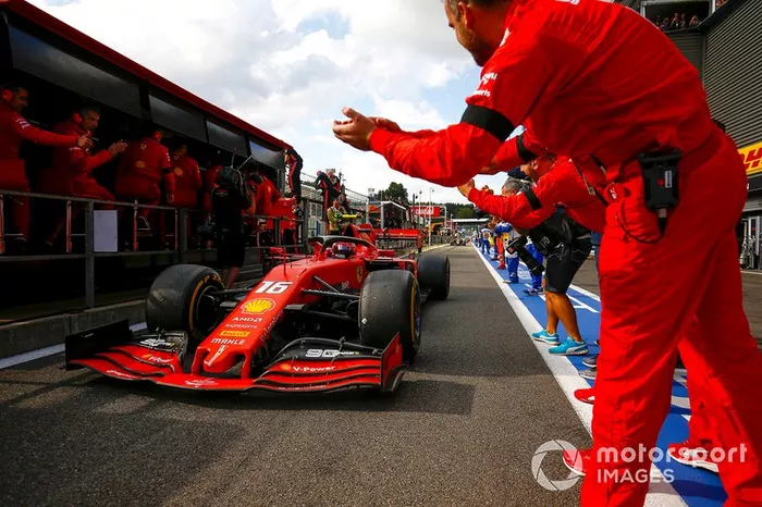 Il vincitore Charles Leclerc, Ferrari, riceve le congratulazioni dal suo team